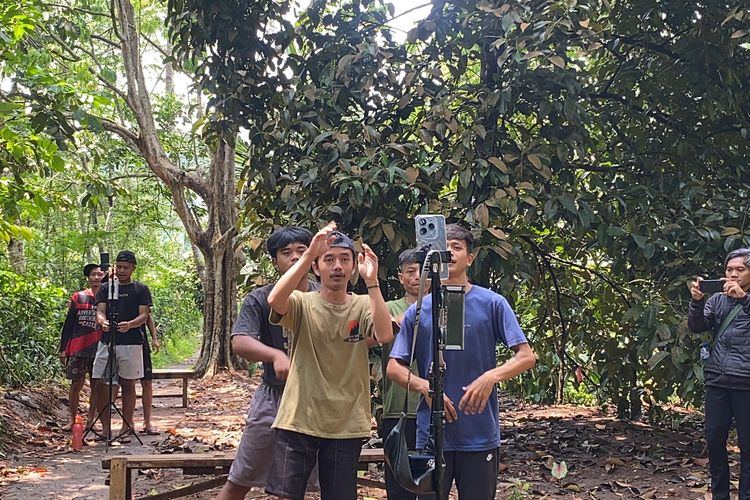 Gunawan Sadbor Keluar dari Tahanan, Warga Sukabumi Kembali Joget “Ayam Patuk” di Tengah Kebun
