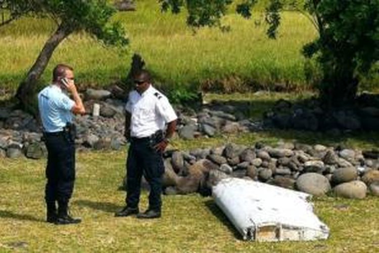 Anggota kepolisian di Pulau Reunion tengah menjaga pecahan bagian sayap yang diduga berasal dari sebuah Boeing 777 milik Malaysia Airlines MH370 yang hilang. Pada Sabtu (1/8/2015), pecahan tersebut sudah tiba di Perancis untuk diteliti.