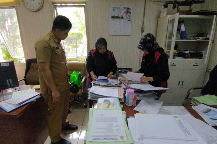 Penyidik Kejati Jabar tengah melakukan penggeledahan di Ruang Kantor Pemkab Karawang, Senin (20/5/2024).