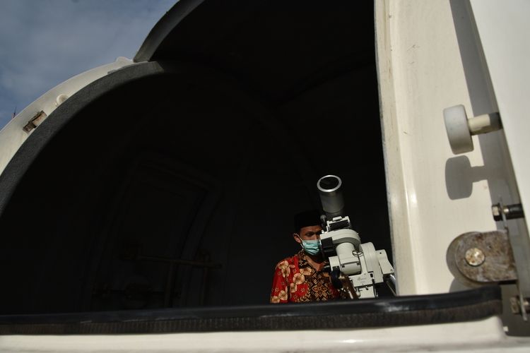 Peneliti Unisba tengah mengamati hilal di Observatorium Albiruni yang dibangun di Atap Gedung Fakultas Kedokteran Unisba, Jumat (1/4/2022).