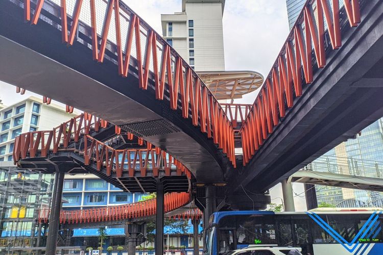 Jembatan Penyeberangan Orang (JPO) bentuk kapal pinisi di Jalan Sudirman, Jakarta Selatan, Selasa (28/12/2021).