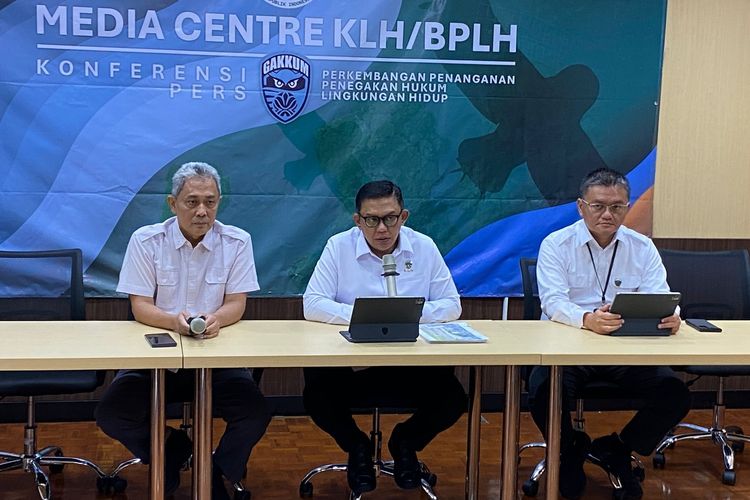 Deputi Bidang Penegakan Hukum KLH, Rizal Irawan, bersama jajaran deputi KLH menjelaskan soal pelanggaran lingkungan hidup di kawasan puncak Bogor, dalam konferensi pers di kantornya, Selasa (18/3/2025). 