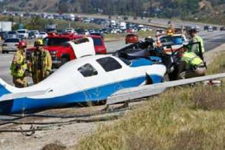 Pilot pesawat ini mendarat  darurat di jalan tol  hingga  tergelincir  menabrak sebuah mobil yang diparkir di sisi jalan.