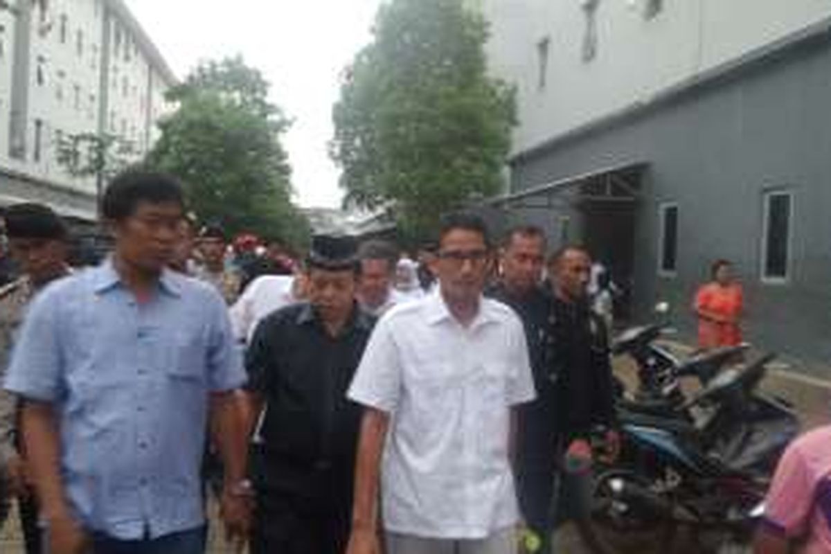 Calon wakil gubernur DKI Sandiaga Uno mendatangi warga Rusun Muara Angke, Jakarta Utara, Kamis (3/11/2016)