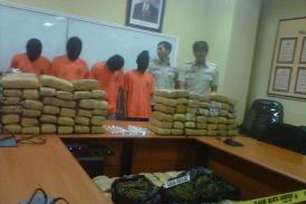  Kepolisian Resort Pelabuhan Tanjung Priok menangkap 4 orang pemakai dan pengedar narkotika jenis shabu dan ganja. Adapun empat tersangka tersebut adala JN (48) , HS (31) , RR (25) dan YS (17). 