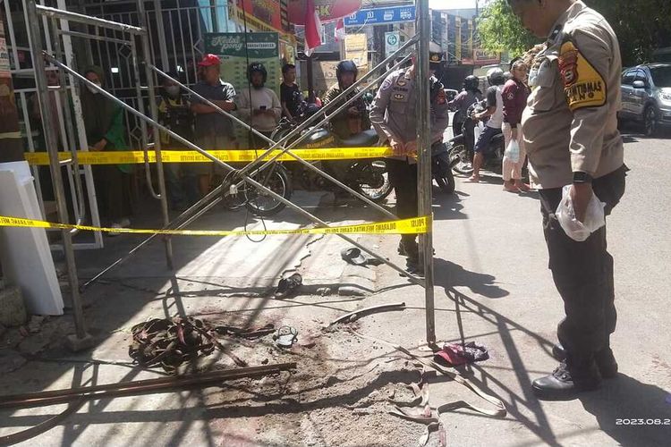 Polisi yang memasang garis pembatas atau police line di lokasi terjatuhnya tiga pekerja neon box di bilangan Jalan Baruga Raya, Kecamatan Manggala, Kota Makassar, Sulawesi Selatan (Sulsel), Kamis (24/8/2023) pagi