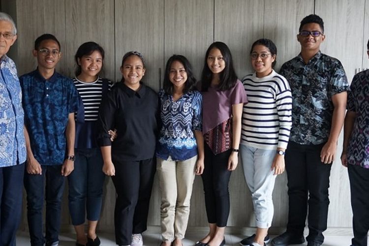 Pastor Kees Bertens (Pojok Kiri) dan Rektor Unika Atma Jaya (Dr. Agustinus Prasetyantoko (Pojok Kanan) berfoto bersama dengan para penerima beasiswa DUIT