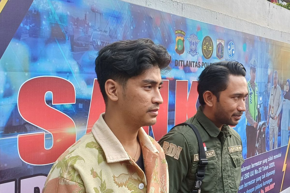 Aktor Abidzar Al Ghifari (kiri) didampingi Ustaz Alfie Alfandy melaporkan akun X @ProjectHunterA di SPKT Polda Metro Jaya Jakarta, Rabu (24/7/2024).
