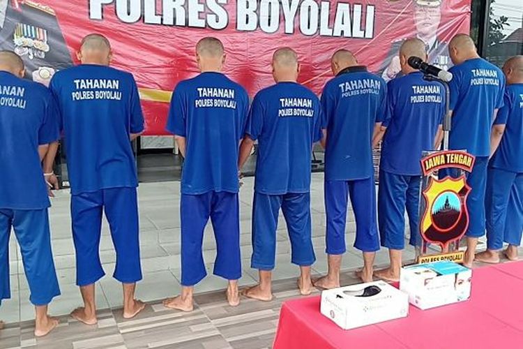 Para pelaku dugaan tindak pidana penganiayaan terhadap korban anak berinisial KM (12) dihadirkan dalam konferensi pers di Polres Boyolali, Jawa Tengah, Jumat (13/12/2024).