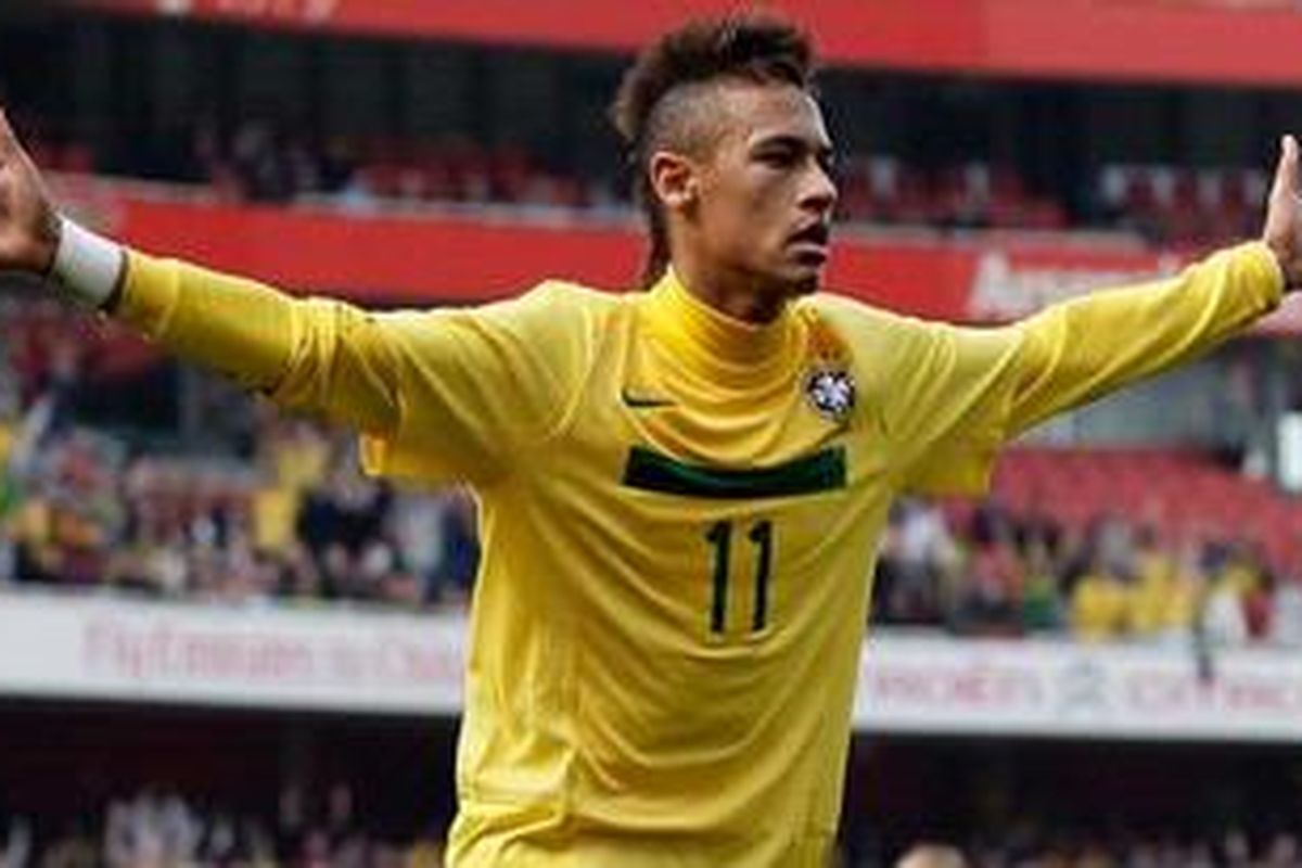 Penyerang Brasil, Neymar, merayakan gol pertamanya (dari dua) ke gawang Skotlandia, pada pertandingan persahabatan, di Stadion Emirates, Minggu (27/3/2011).