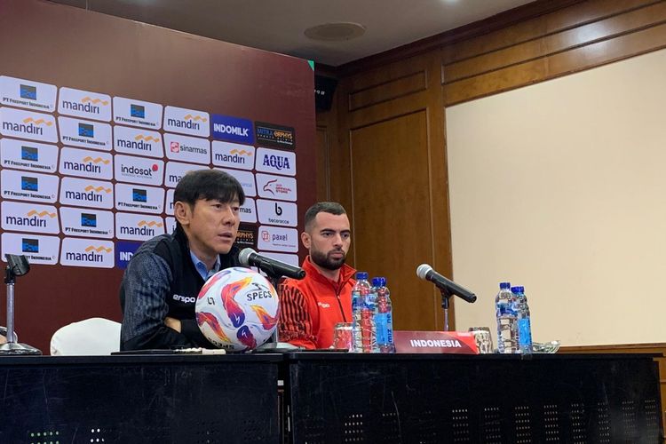 Pelatih Timnas Indonesia Shin Tae-yong dan kapten Jordi Amat berbicara di konferensi pers pada Rabu (5/6/2024) jelang laga Putaran Kedua Kualifikasi Piala Dunia 2026 kontra Irak.