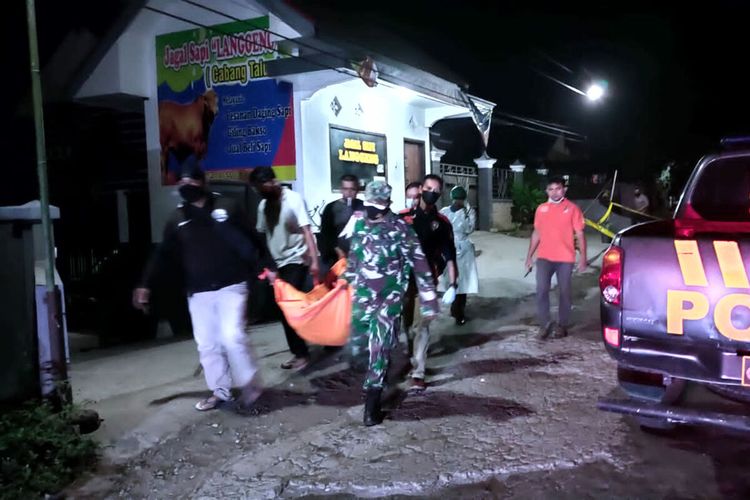 Petugas mengevakuasi jasad AM, korban penganiayaan hingga tewas, dari lokasi kejadian di Kelurahan Babadan, Kecamatan Wlingi, Kabupaten Blitar, Selasa tengah malam (21/9/2021)
