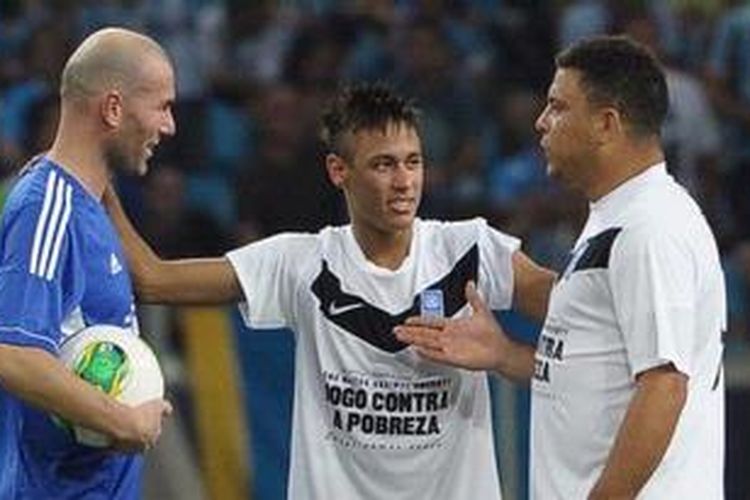 Penyerang Santos, Neymar (tengah), bersama dua legenda sepak bola, Zinedine Zidane (kiri) dan Ronaldo, pada pertandingan amal "Match Against Poverty" yang diselenggarakan UNDP, di Porto Alegre, 19 Desember 2012. 