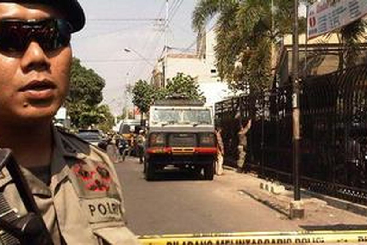 Aparat keamanan berjaga di lokasi ledakan di Gereja Bethel Injil Sepenuh, Kepunton, Solo, Minggu (25/9/2011). Garis polisi pun langsung dipasang untuk menutup akses warga yang hendak mendekat saat berjalannya pemeriksaan oleh tim forensik.