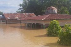 Masjid Terendam Banjir, Mereka Terpaksa Shalat Tarawih di Jalanan