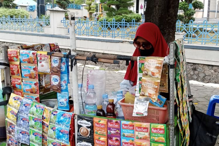 Kisah Ana, Perempuan yang Membesarkan Dua Anak dari Jualan Minuman Keliling