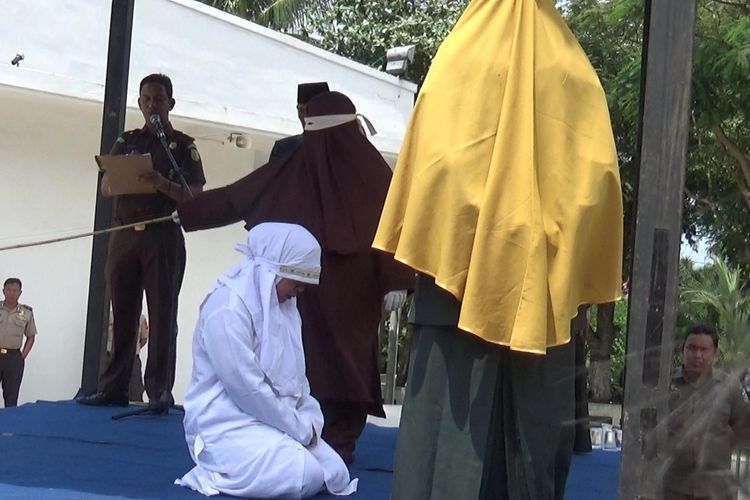 Delapan pelanggar hukum syariat islam menjalani uqubat (hukuman) cambuk di Taman Publik Taman Bustanussalatin Banda Aceh, Senin (2/3/2020). dua terpidana diantaranya adalah sepasang guru Sekolah menengah Atas di Lamno Aceh Jaya.  Mereka dicambuku dengan hitungan bervariasi mulai dari 20 cambukan hingga 42 cambukan. *****