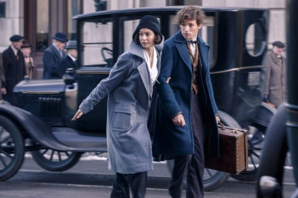 Eddie Redmayne dan Katherine Waterston dalam Fantastic Beasts and Where to Find Them (2016)