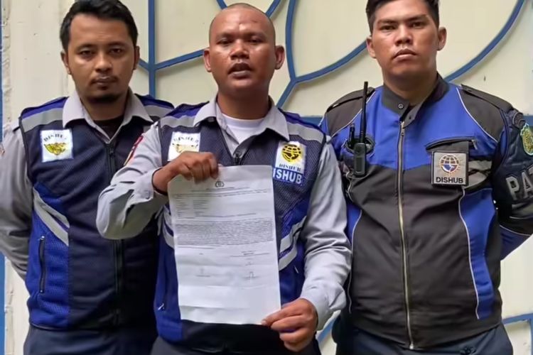 Anggota Dishub Kota Medan, Julianto Chandra saat menyampaikan klarifikasi soal video viral dirinya diduga memalak pedagang martabak, Rabu (15/5/2024)
