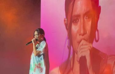 Penyanyi asal Indonesia, NIKI, menutup hari pertama Festival musik Head In The Clouds (HITC) Jakarta 2022 pada Sabtu (3/12/2022) di Community Park PIK 2, Jakarta Utara.