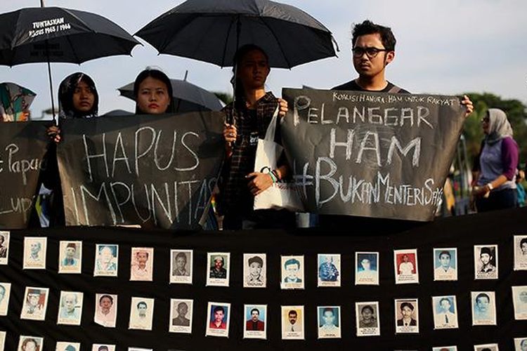 Aktivis Jaringan Solidaritas Korban untuk Keadilan menggelar aksi Kamisan ke-453 di depan Istana Merdeka, Jalan Medan Merdeka Utara, Jakarta Pusat, Kamis (4/8/2016). Dalam aksi itu mereka menuntut pemerintah menyelesaikan kasus-kasus pelangaran hak asasi manusia di masa lalu dan mengkritisi pelantikan Wiranto sebagai Menko Polhukam karena dianggap bertanggung jawab atas sejumlah kasus pelanggaran HAM di Indonesia.