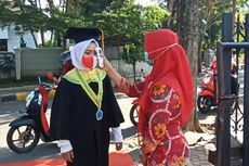 Di Tengah Pandemi, Para Siswa Diwisuda 