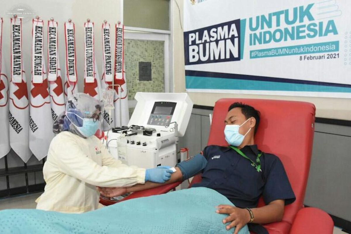 Salah seorang penyitas Covid-19 saat mendonorkan plasma konvalesen miliknya di acara yang digagas PT Petrokimia Gresik, Senin (8/2/2021).