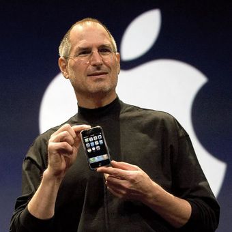 Steve Jobs saat memperkenalkan iPhone generasi pertama tahun 2007