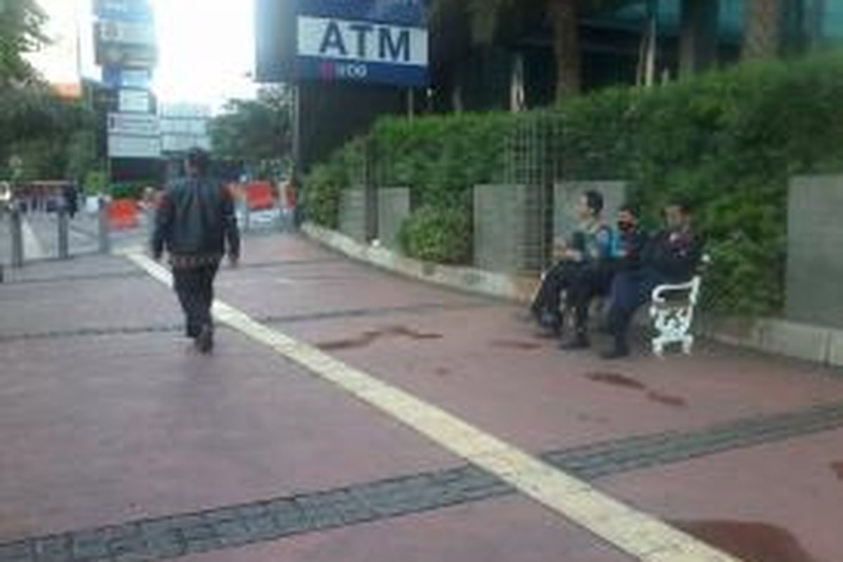 Warga Jakarta memanfaatkan bangku-bangku taman untuk menunggu bus, di Jalan MH Thamrin, Jakarta, Rabu (24/7/2013). Meski banyak warga yang naik angkutan dari depan Plaza UOB, hanya satu bangku yang ditempatkan di depan gedung perkantoran tersebut.