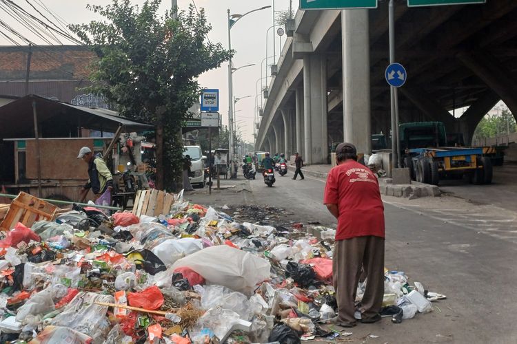 Tumpukan Sampah Tumpah ke Jalan Raya Cilincing Jakut, dalam 5 Menit, 5 Orang Buang Plastik