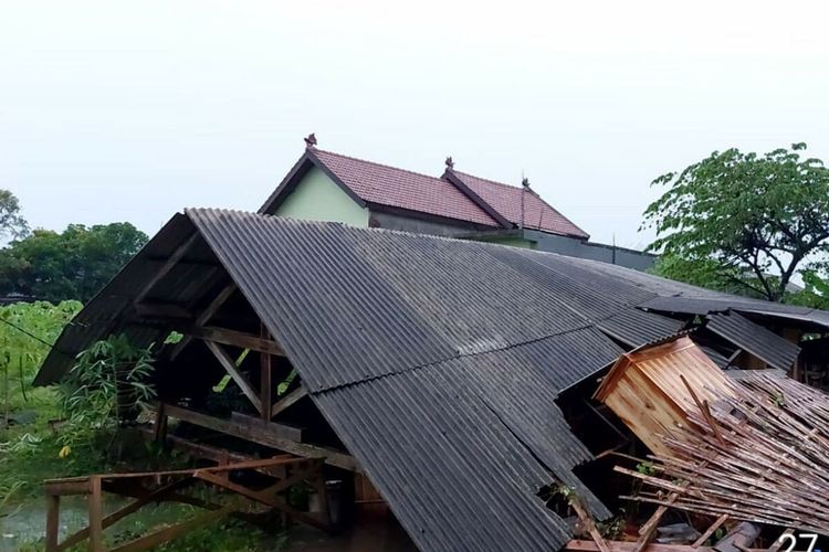 Bangunan workshop mebel di Kelurahan Sutojayan, Kecamatan Sutojayan, Kabupaten Blitar roboh akibat hujan deras disertai angin kencang pada Senin (27/3/2023)