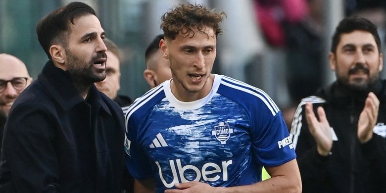 Bek Como, Mergim Vojvoda, merayakan gol pertama timnya bersama pelatih Cesc Fabregas pada laga Serie A Italia antara Juventus dan Como di stadion Allianz di Turin pada 21 Februari 2026.