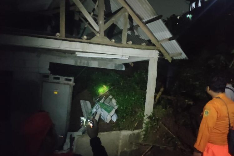 Tim BPBD melakukan pencarian korban Tertimbun longsor di Puncak Bogor, Jawa Barat, Sabtu (5/7/2025).