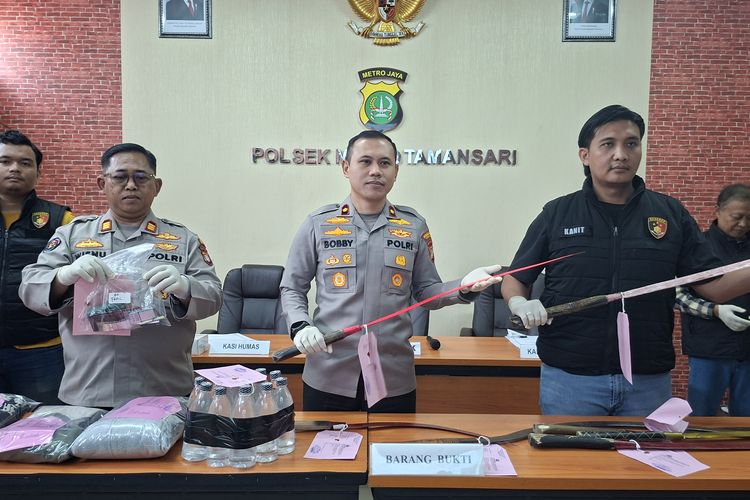 3 Remaja Pelaku Tawuran Bersajam di Jakbar Ditangkap, Provokasi Lawan Lewat Medsos