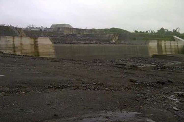 Kondisi dam sabo PU D2 Kali Putih, di Srumbung, Kabupaten Magelang, Jawa Tengah, sudah penuh material lahar dingin, Rabu (16/1/2013)