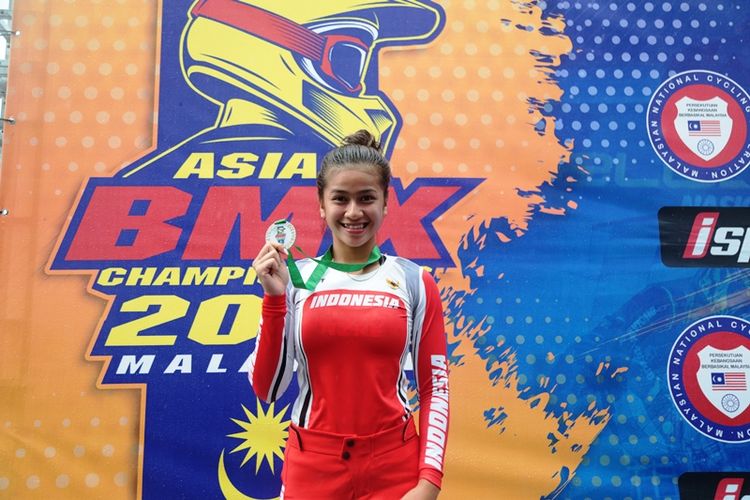 Atlet balap sepeda BMX Indonesia Jasmine Azzahra Setyobudi tampil luar biasa dengan menyabet medali emas nomor women junior (17-18 tahun) dalam gelaran Malaysia BMX International Race di Negeri Sembilan, Minggu (21/8/2022).