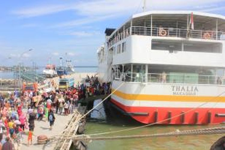 Penumpang KM Thalia saat naik ke atas kapal beberapa waktu lalu. Hendak berfoto dibagian belakang kapal, TKI asal Bone malah tercebur ke laut.