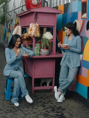 Gaya chic Happy Salma & Dian Sastro makan soto pakai setelan ala kebaya & sneakers. Simak bedah gaya head-to-toe mereka di sini!