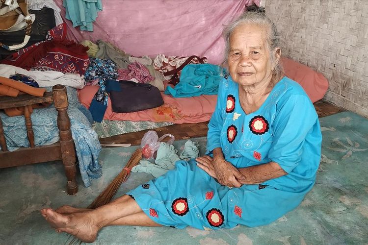 Mak Kobtiyah atau Mak Tiyah duduk santai di rumah panggungnya di Kampung Gunungbatu, Desa Kertaangsana, Kecamatan Nyalindung, Sukabumi, Jawa Barat, Sabtu (20/7/2019)