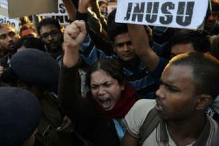 Warga India memrotes pemerkosaan terhadap seorang penumpang taksi yang dipesan lewat aplikasi Uber. 