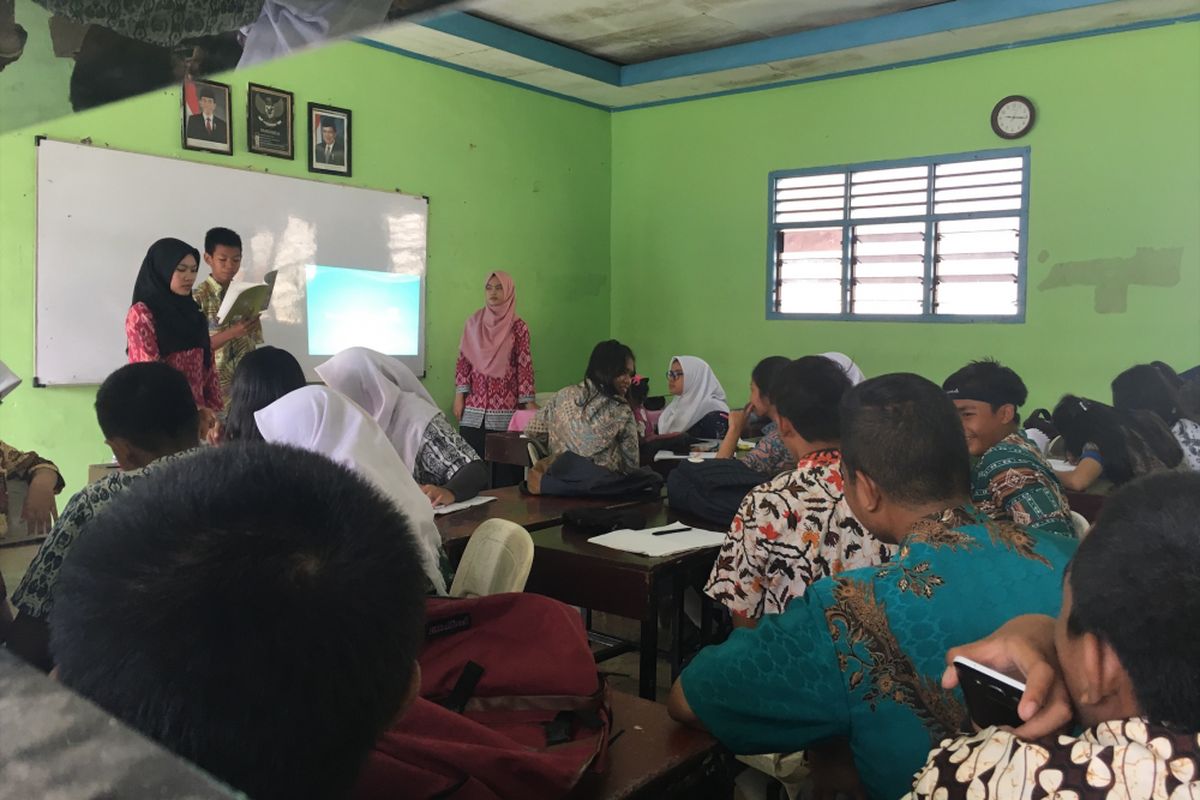 72 siswa terlantar sudah diajarkan oleh guru SMAN 10 Kota Bekasi, di SMK Yaperti Kota Bekasi, Kamis (10/8/2017). 
