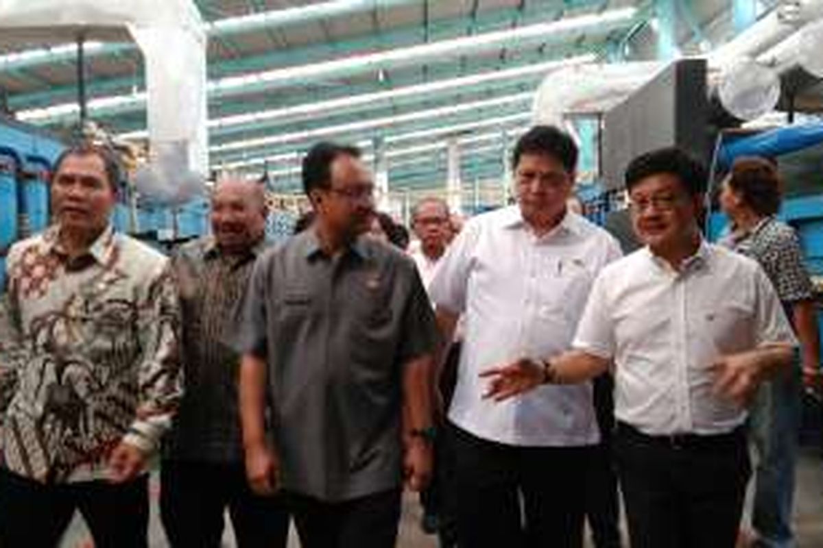 Menperin Airlangga Hartarto bersama Wakil Gubernur Jawa Timur saat meresmikan dan meninjau pabrik keramik kedelapan milik PT Arwana Citramulia Tbk di Mojokerto, Jawa Timur, Senin (9/1/2017).