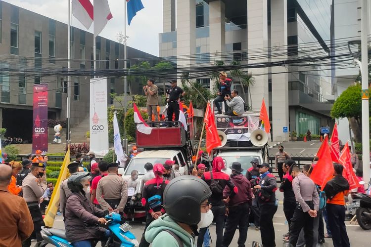Massa buruh bersama petani menggelar aksi unjuk rasa di depan Kantor Kementerian Perdagangan, Jakarta Pusat, Selasa (22/3/2022). Mereka menuntut diturunkannya harga bahan pokok dan minyak goreng.