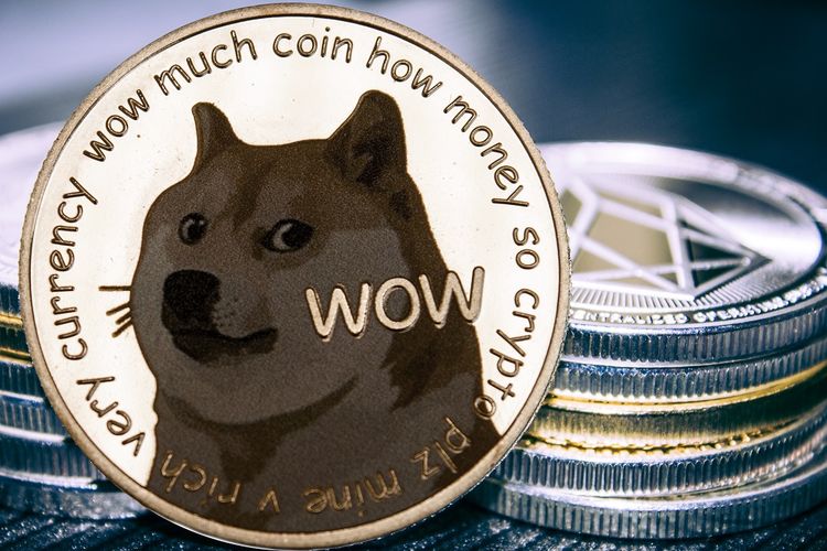 Mata uang kripto Dogecoin. Mata uang kripto Dogecoin cryptocurrency. Contoh uang kripto adalah dogecoin.