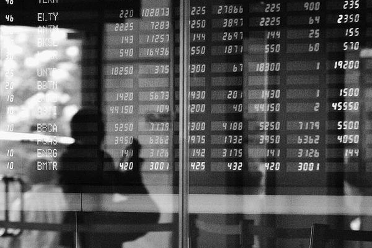 Pengunjung memonitor pergerakan harga saham di lobi Plaza Bank Mandiri, Jalan Gatot Subroto, Jakarta.