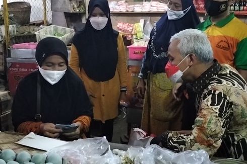 Momen Ganjar Pranowo Temani Warga Buka Amplop Bantuan Saat Blusukan Bareng Jokowi di Solo
