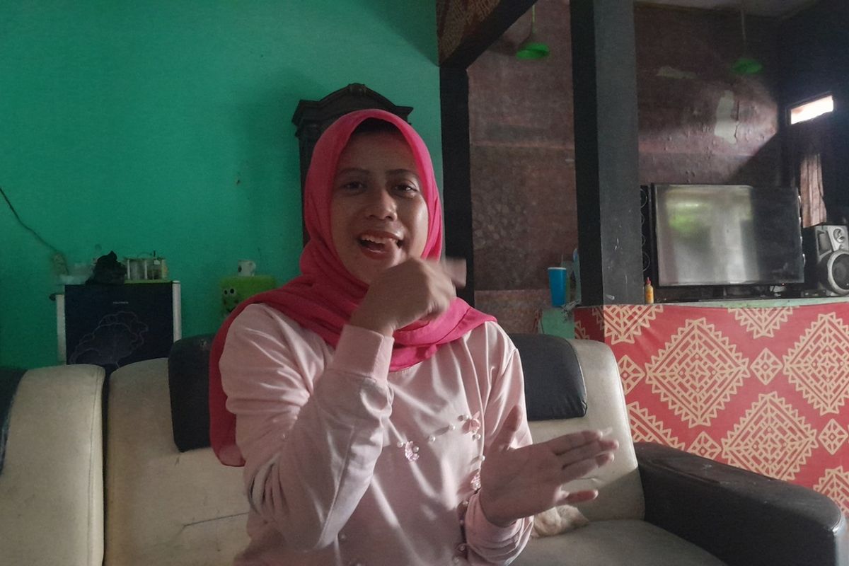 Cantika, orang tua salah satu siswa yang mengikuti pendidikan karakter di barak militer, Purwakarta, Jawa Barat, Jumat (23/5/2025).