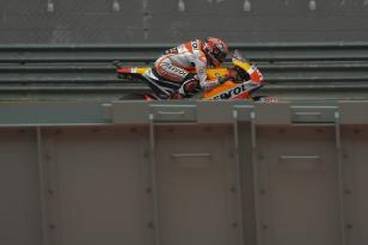 Pebalap Repsol Honda asal Spanyol, Marc Marquez, memacu motornya pada sesi kualifikasi GP Malaysia di Sirkuit Sepang, Sabtu (24/10/2015).
