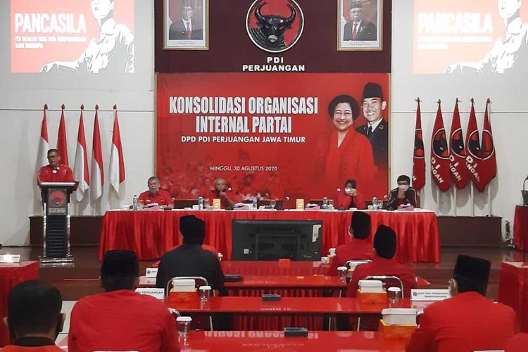 Hasto memberi sambutan saat acara konsolidasi pilkada serentak di kantor DPD PDI-P Jawa Timur, Minggu (30/8/2020).