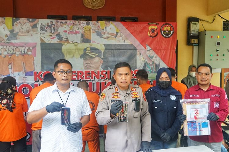 Kepala Polres Sukabumi AKBP Maruly Pardede (kiri kedua) memperlihatkan barang bukti perkara perdagangan orang saat konferensi pers di Palabuhanratu, Sukabumi, Jawa Barat, Selasa (13/6/2023).
